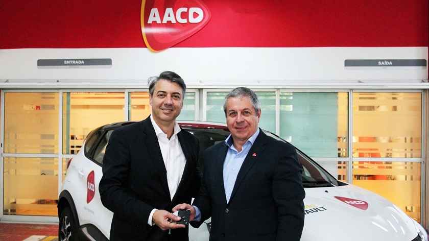 Instituto Renault realiza entrega de um Captur 0 KM para a AACD