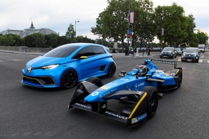 Formula e Renault eDams R.S. 16 in action in Paris alongside the ZOE e-Sport Concept