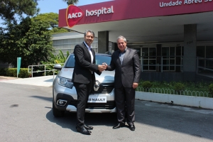 Instituto Renault realiza entrega de um Stepway à AACD