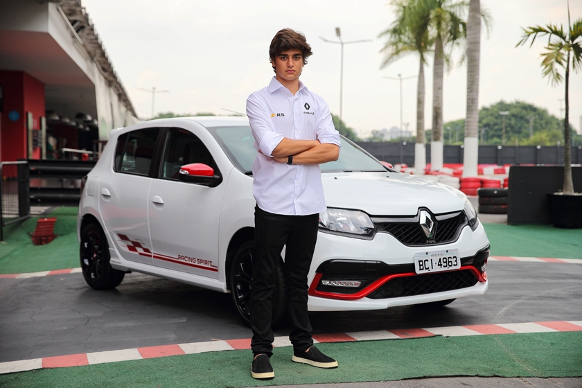 Caio Collet participa de corrida de Kart com jornalistas e dirige o Sandero R.S.