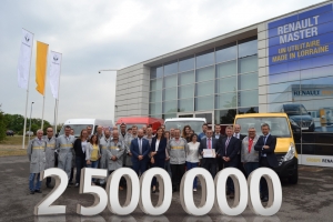 Renault hands over the keys to the 2,500,000th LCV to roll out of its Batilly plant